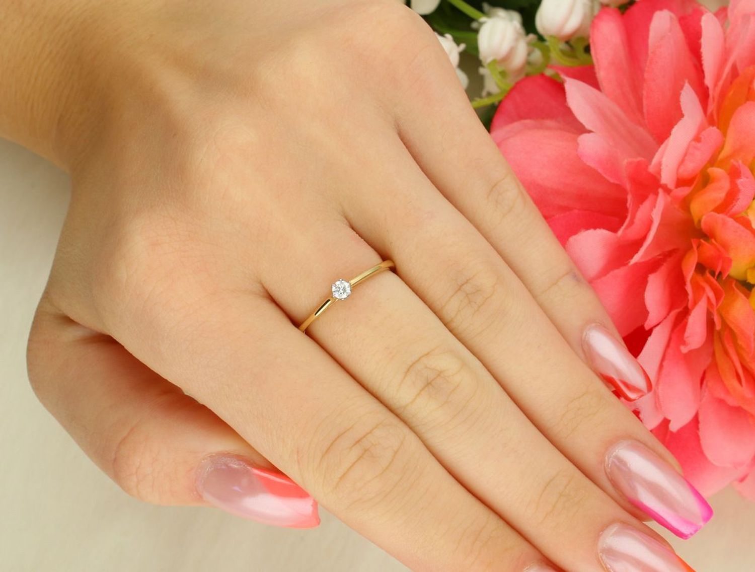 Złoty pierścionek Z Diamentem biżuteria zaręczynowa 585 DIAMENT rozmiar 14 0660027060. Subtelny pierścionek wykonany z żółtego 14 karatowego złota z 1 Diamentem. 1.jpg